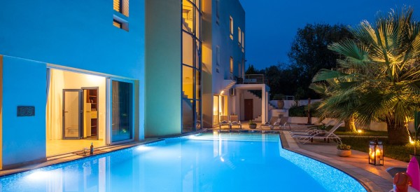 Themis Private Villa pool & jacuzzi, Luxe Mansion up to 14 persons